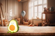 Niedliches Akku-Nachtlicht in Form einer Avocado, frontal auf einem Holztisch in einem gemütlichen Kinderzimmer platziert.