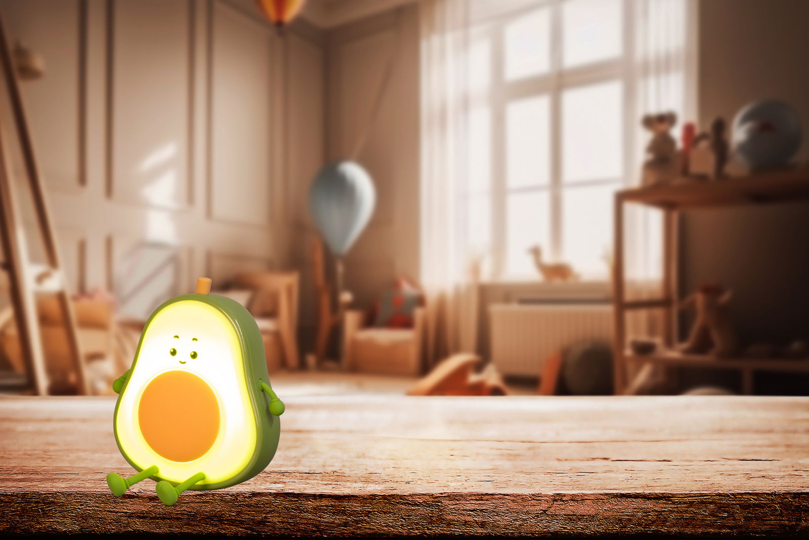 FHL easy Akku-Nachtlicht Avocado BOBI Niedliches Akku-Nachtlicht in Form einer Avocado, frontal auf einem Holztisch in einem gemütlichen Kinderzimmer platziert.