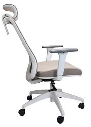 Moderner Drehstuhl mit ergonomischer Rückenlehne und Kopfstütze, seitliche Perspektive