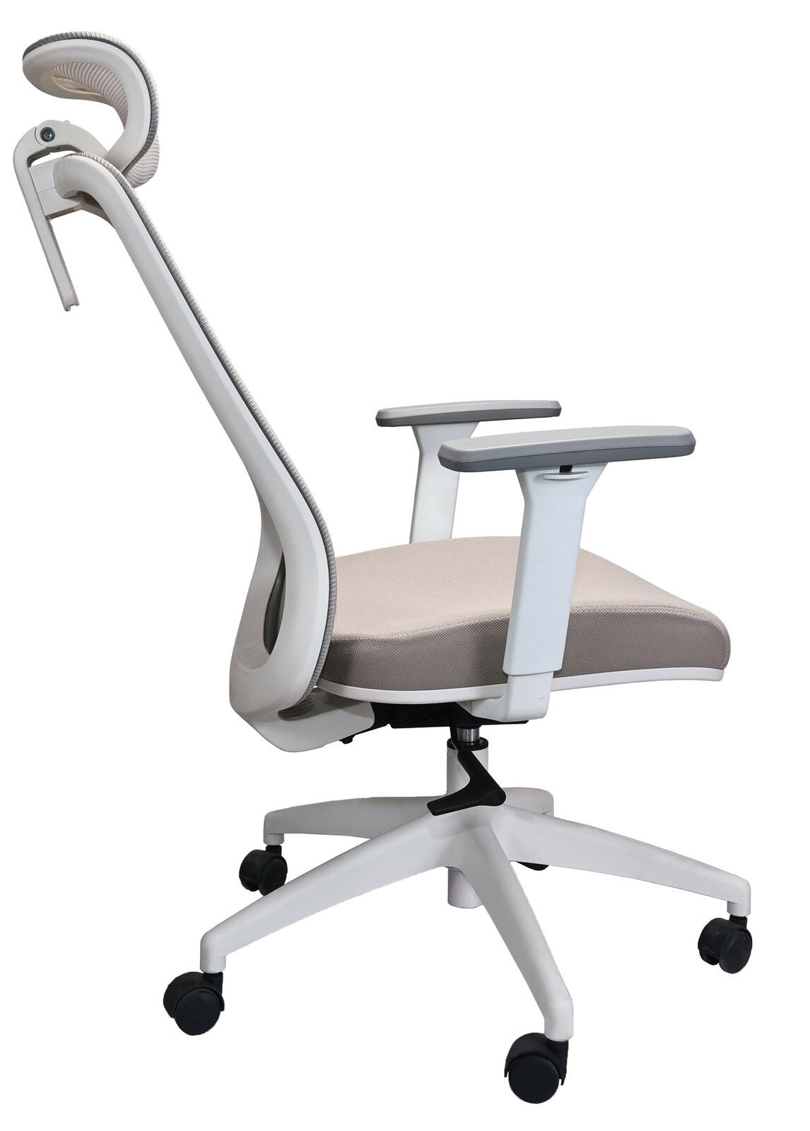 Moderner Drehstuhl mit ergonomischer Rückenlehne und Kopfstütze, seitliche Perspektive