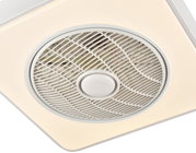 Quadratische Deckenleuchte in Weiß mit integriertem rundem Ventilatorgitter und warmweißem Licht, Ansicht von unten (Untersicht).