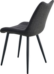 Dunkelgrauer, gepolsterter Polsterstuhl mit Stoffbezug und vier schwarzen, schräg stehenden Beinen, seitliche Ansicht in leichter Rückansicht vor weißem Hintergrund