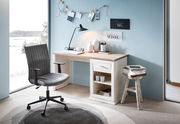 Moderner Schreibtisch in heller Holzoptik mit Schublade und Regal, seitliche Perspektive, dekoriert mit Lampe, Vasen und Büchern, neben einem großen Fenster mit Blick auf eine verschneite Landschaft.