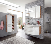 Moderne Badkombination mit hölzernen und weißen Elementen, bestehend aus einem Hängeschrank und einem Waschtisch mit Spiegel, seitliche Perspektive.