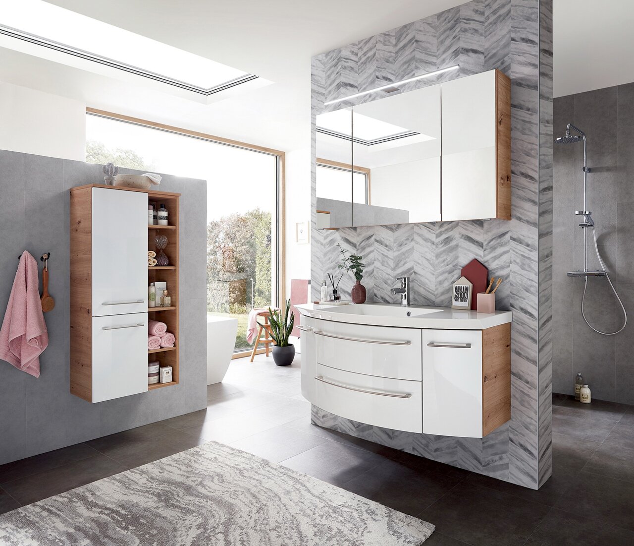 Sadena Badkombination 3-tlg. PLAKA Moderne Badkombination mit hölzernen und weißen Elementen, bestehend aus einem Hängeschrank und einem Waschtisch mit Spiegel, seitliche Perspektive.