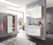 Moderne Badkombination mit hölzernen und weißen Elementen, bestehend aus einem Hängeschrank und einem Waschtisch mit Spiegel, seitliche Perspektive.