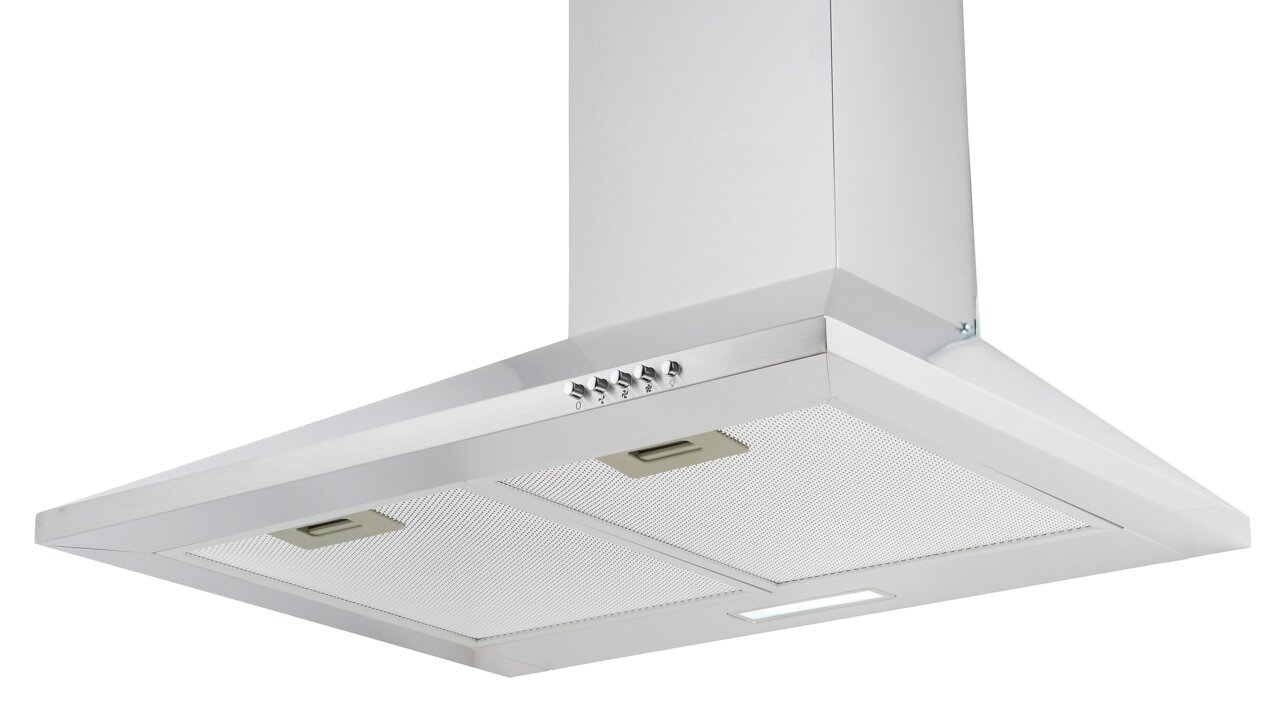 Moderne Edelstahl-Dunstabzugshaube in schräger Perspektive von unten, mit Bedienelementen und Beleuchtung.