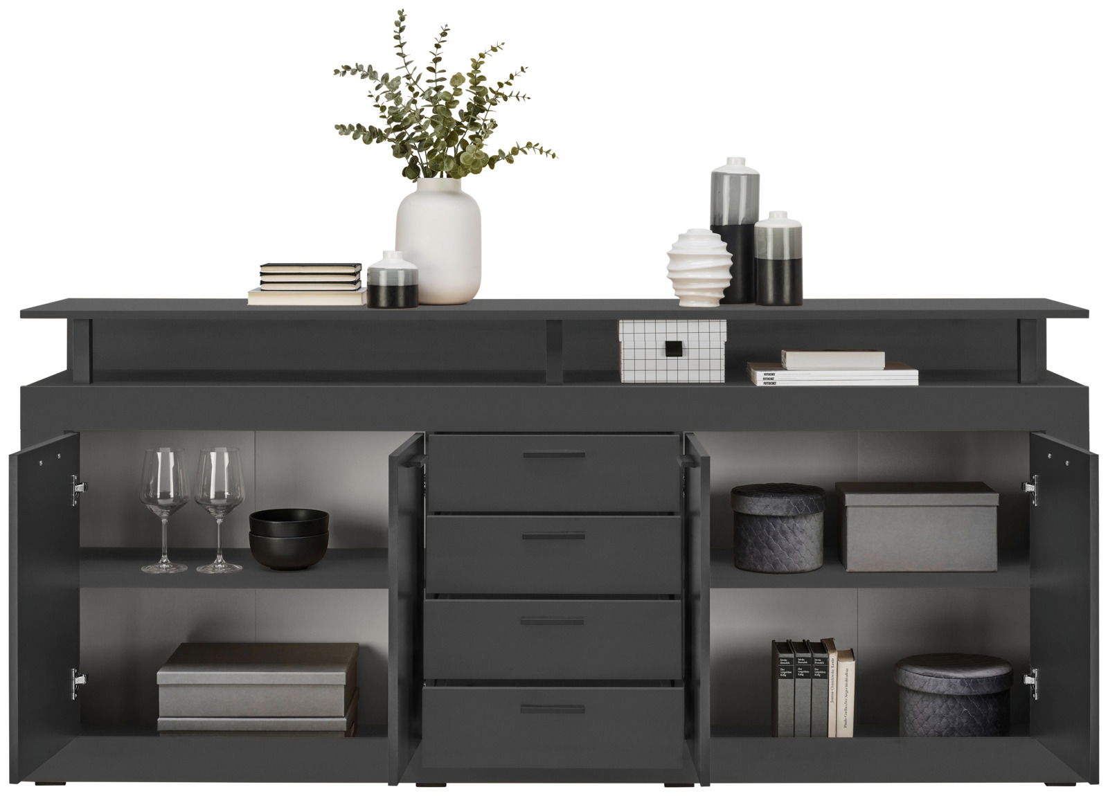 Frontale Ansicht eines XL-Sideboards in dunklem Design mit offenen Türen und Schubladen, dekoriert mit Vasen, Büchern und Gläsern.