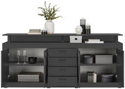 Frontale Ansicht eines XL-Sideboards in dunklem Design mit offenen Türen und Schubladen, dekoriert mit Vasen, Büchern und Gläsern.