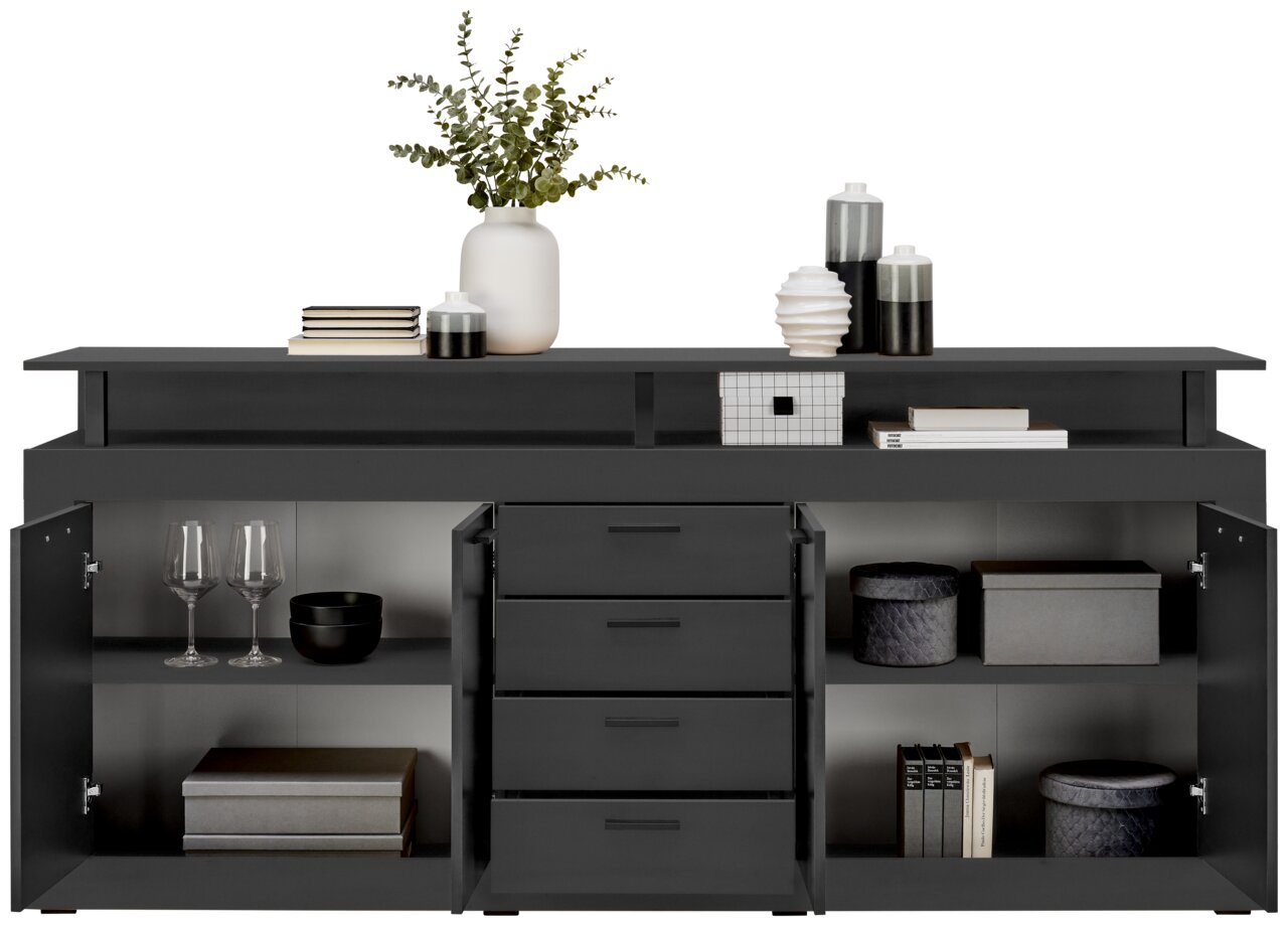 Frontale Ansicht eines XL-Sideboards in dunklem Design mit offenen Türen und Schubladen, dekoriert mit Vasen, Büchern und Gläsern.