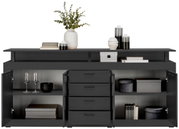 Frontale Ansicht eines XL-Sideboards in dunklem Design mit offenen Türen und Schubladen, dekoriert mit Vasen, Büchern und Gläsern.