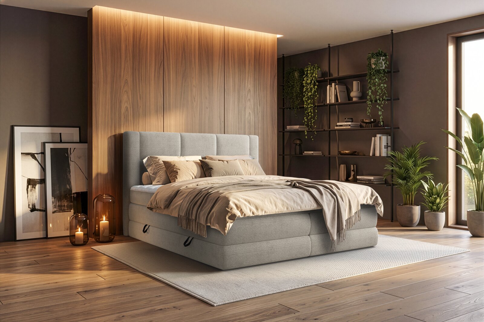 Modernes Boxspringbett in hellgrauem Stoff mit gepolstertem Kopfteil und beigefarbener Bettwäsche in stilvollem Schlafzimmer mit Holzpaneelwand, Regal und Pflanzen, gezeigt in schräger Vorderansicht (leicht von links)