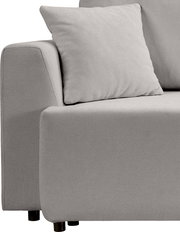 Nahaufnahme eines hellgrauen Stoffsofas mit Armlehne und Sitzfläche, darauf ein passendes Kissen; Perspektive: seitliche Frontansicht von links.