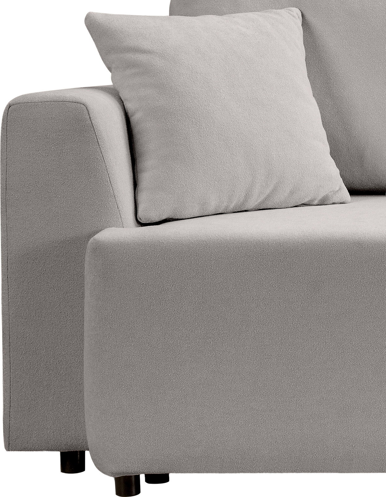 Nahaufnahme eines hellgrauen Stoffsofas mit Armlehne und Sitzfläche, darauf ein passendes Kissen; Perspektive: seitliche Frontansicht von links.