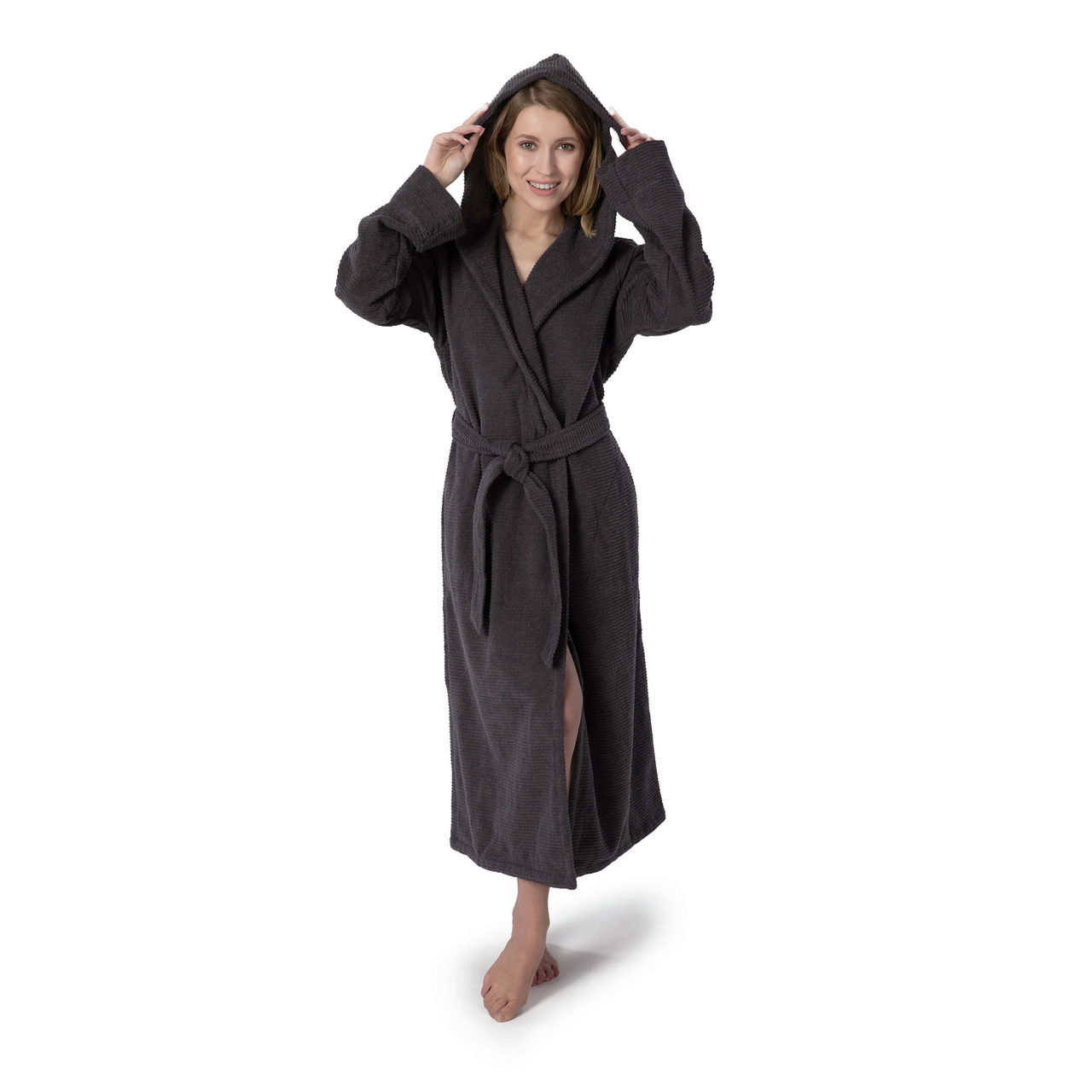 Frau in einem dunkelgrauen Kapuzenbademantel Größe XL, frontal fotografiert, mit Kapuze auf dem Kopf und einem Gürtel um die Taille.