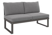 Graues 2-Sitzer Sofa mit Metallrahmen, seitliche Perspektive