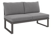 Graues 2-Sitzer Sofa mit Metallrahmen, seitliche Perspektive