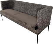 Modernes 2-Sitzer-Sofa mit grauem Bouclé-Bezug, zwei taupefarbenen Sitzkissen und schlanken schwarzen Metallbeinen, schräg von vorne rechts fotografiert