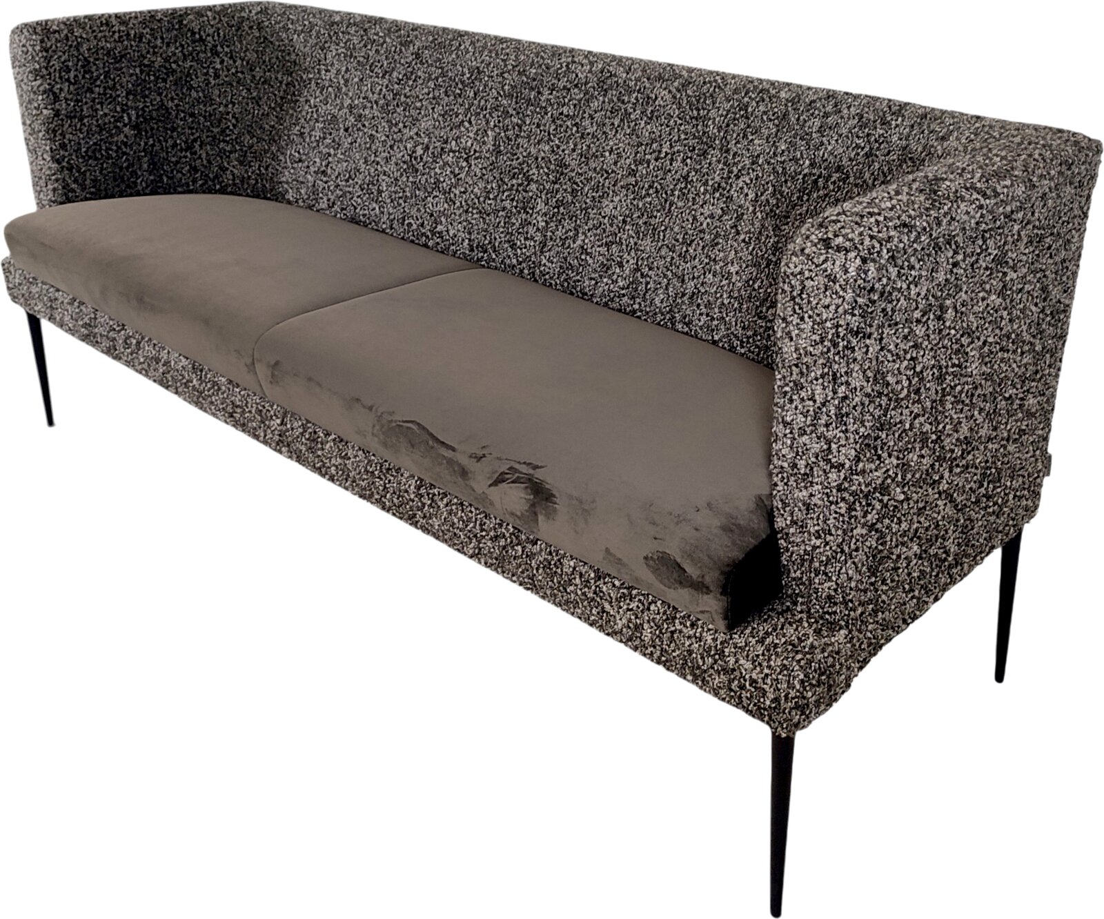 Modernes 2-Sitzer-Sofa mit grauem Bouclé-Bezug, zwei taupefarbenen Sitzkissen und schlanken schwarzen Metallbeinen, schräg von vorne rechts fotografiert