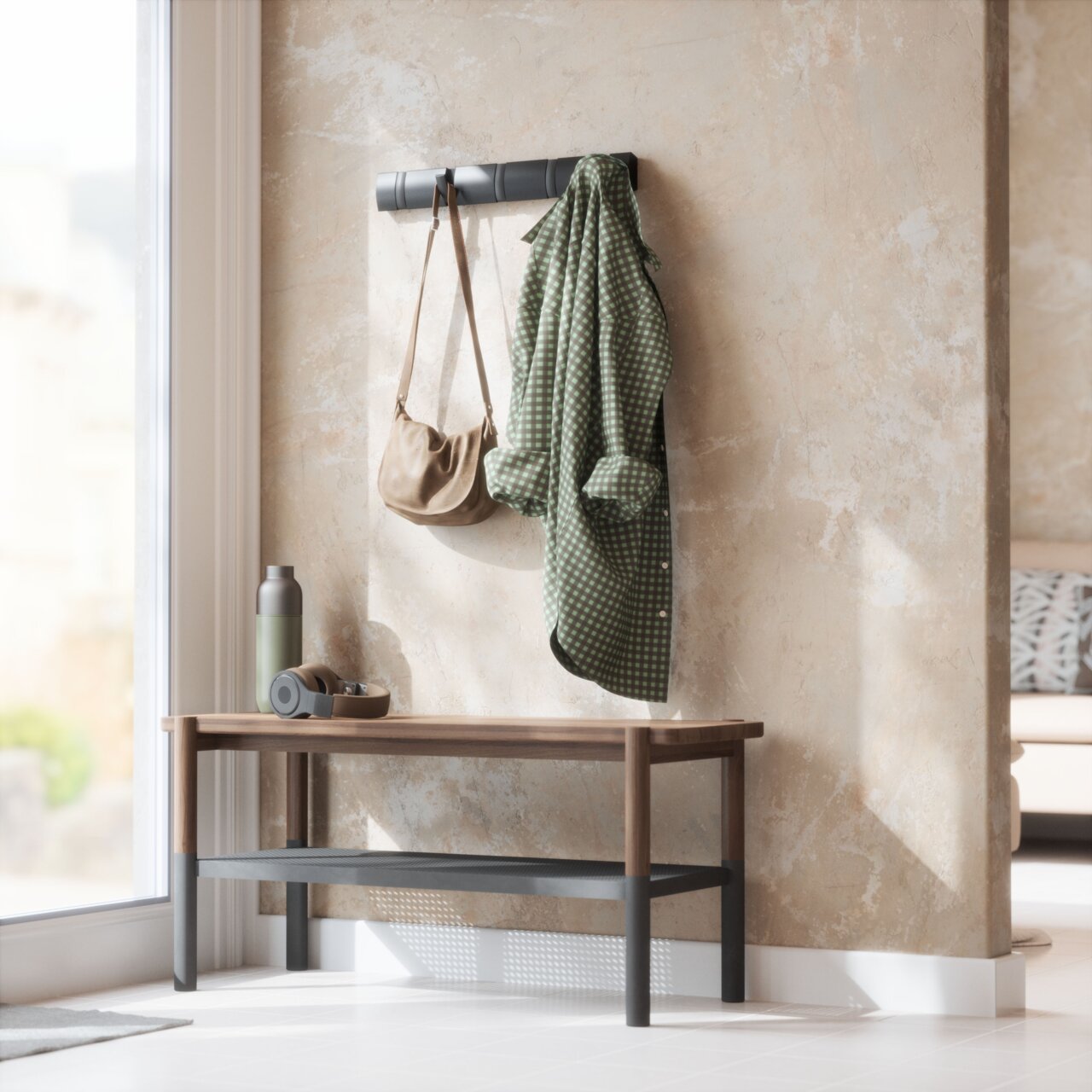 Umbra Wandgarderobe FLIP Moderne Wandgarderobe Umbra FLIP in einem hellen Raum, frontal an der Wand montiert, mit einem grünen Hemd und einer Tasche behängt.