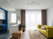 Moderne Deckenstrahler mit vier verstellbaren Leuchten in einem stilvollen Wohnzimmer aus der Vogelperspektive.