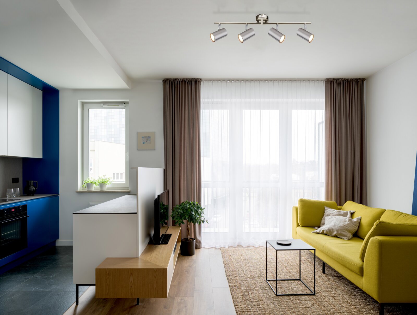 Globo Lighting Spot ALLVI Moderne plafondspots met vier verstelbare lampen in een stijlvolle woonkamer, gezien vanuit vogelperspectief.