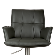 Schwarzer, gepolsterter Drehstuhl mit Armlehnen und Steppnähten auf Metallfuß, frontal aus der Vorderansicht freigestellt auf weißem Hintergrund