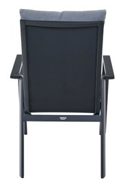Achterkant van een Comfort Plus stapelstoel met zwart frame en grijs kussen.