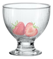 Transparante glazen dessertcoupe op voet met verticale ribbels, met aardbeien erin, frontale aanzicht op witte achtergrond