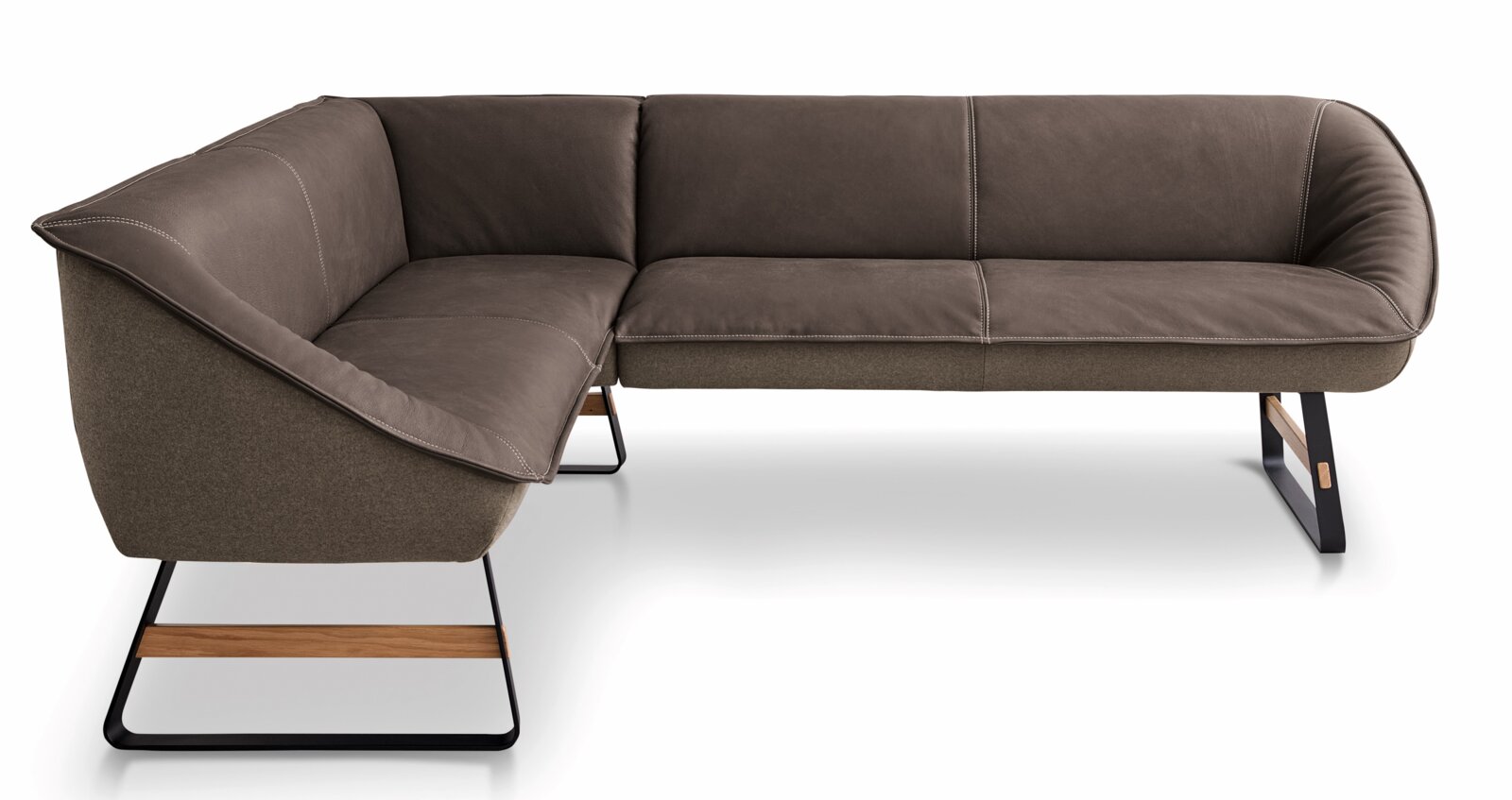 Eckbank Koinor SOFTY in braunem Leder mit Metall- und Holzelementen, seitliche Perspektive