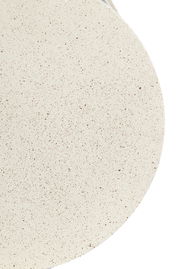 Nahaufnahme der strukturierten Oberfläche eines runden Couchtisches aus der Vogelperspektive.