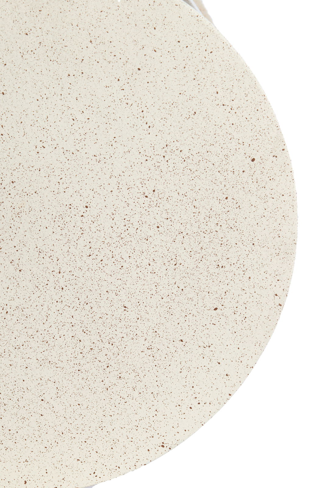 Nahaufnahme der strukturierten Oberfläche eines runden Couchtisches aus der Vogelperspektive.