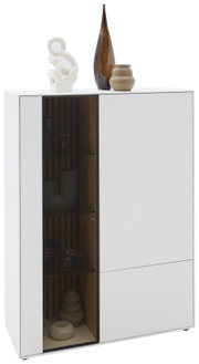 Modern hoogkast met glas aan de linkerkant, versierd met vazen en beeldjes, zijaanzicht