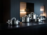 Elegantes Topfset Function 4 Black 4-tlg aus Edelstahl, präsentiert in einer modernen Küchenumgebung, seitliche Perspektive.