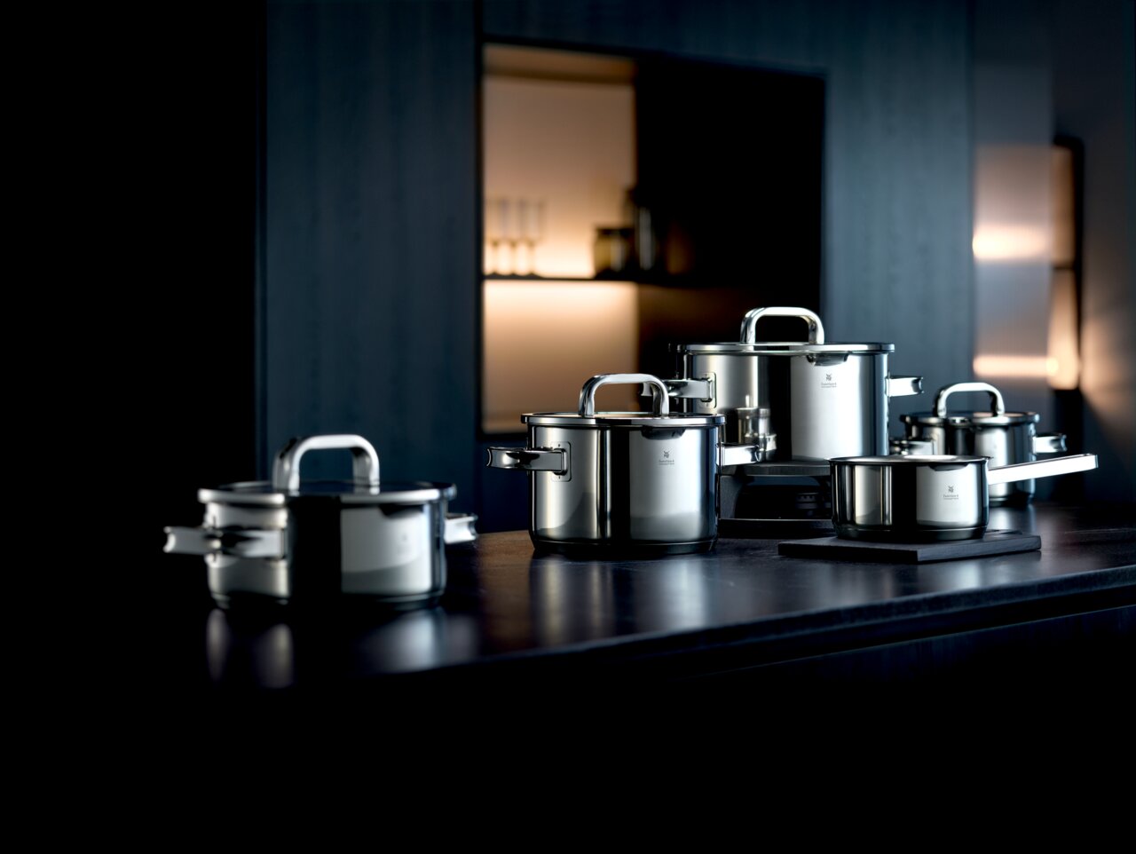 WMF Topfset 4-tlg. FUNCTION Elegantes Topfset Function 4 Black 4-tlg aus Edelstahl, präsentiert in einer modernen Küchenumgebung, seitliche Perspektive.