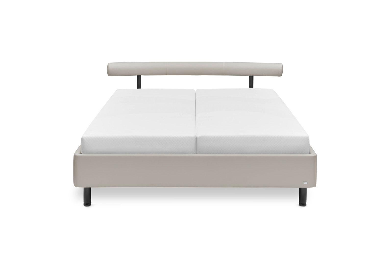 Frontale Ansicht eines modernen Polsterbetts mit hellem Bezug und schlichtem Design.