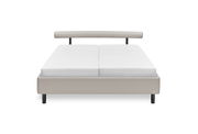 Frontale Ansicht eines modernen Polsterbetts mit hellem Bezug und schlichtem Design.