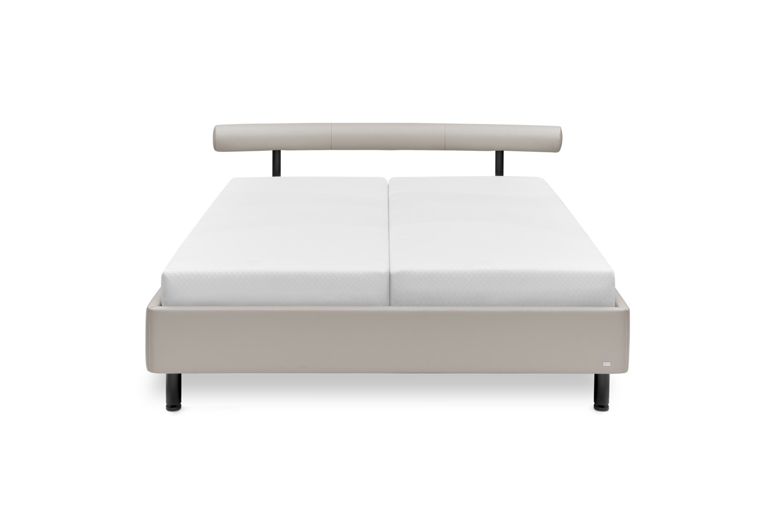 Vooraanzicht van een modern gestoffeerd bed met een lichte bekleding en een strak ontwerp.