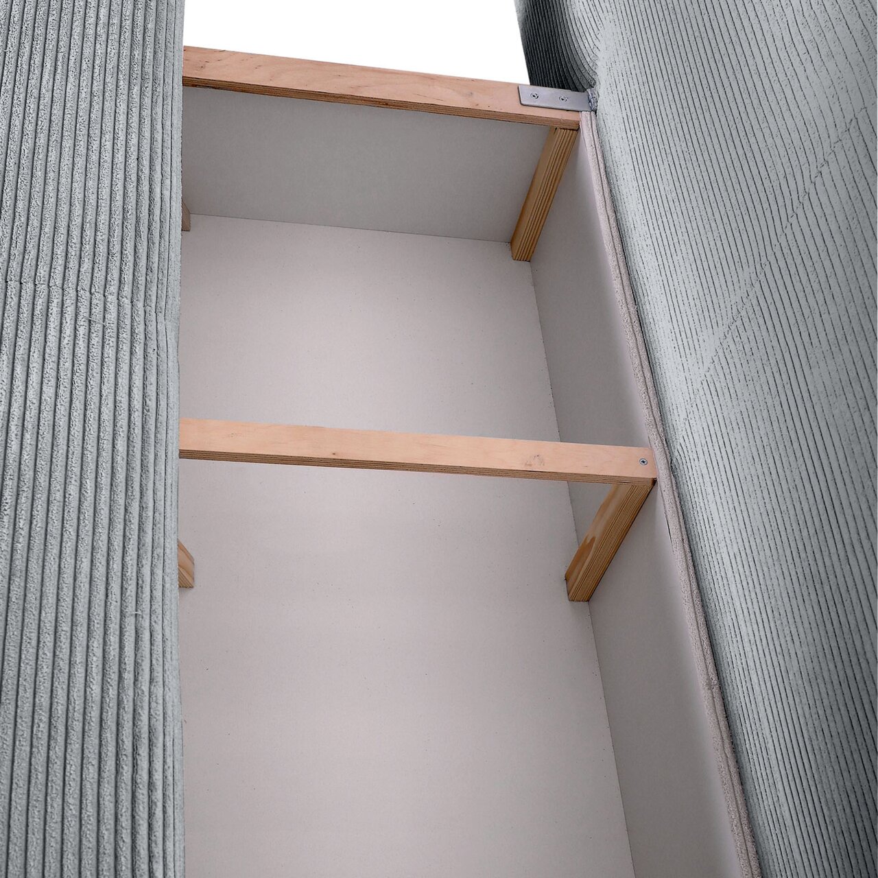 Binnenkant van een functionele bank met houten frame en grijze stoffen bekleding, gezien van bovenaf.