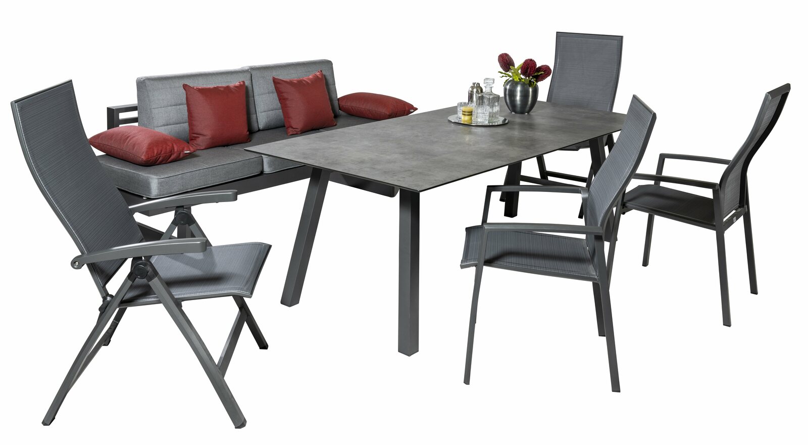 Stern Rückenkissen NEW HOLLY DINING Gartenmöbel-Set mit grauem Tisch, vier Stühlen und einer Bank mit roten Kissen, seitliche Perspektive
