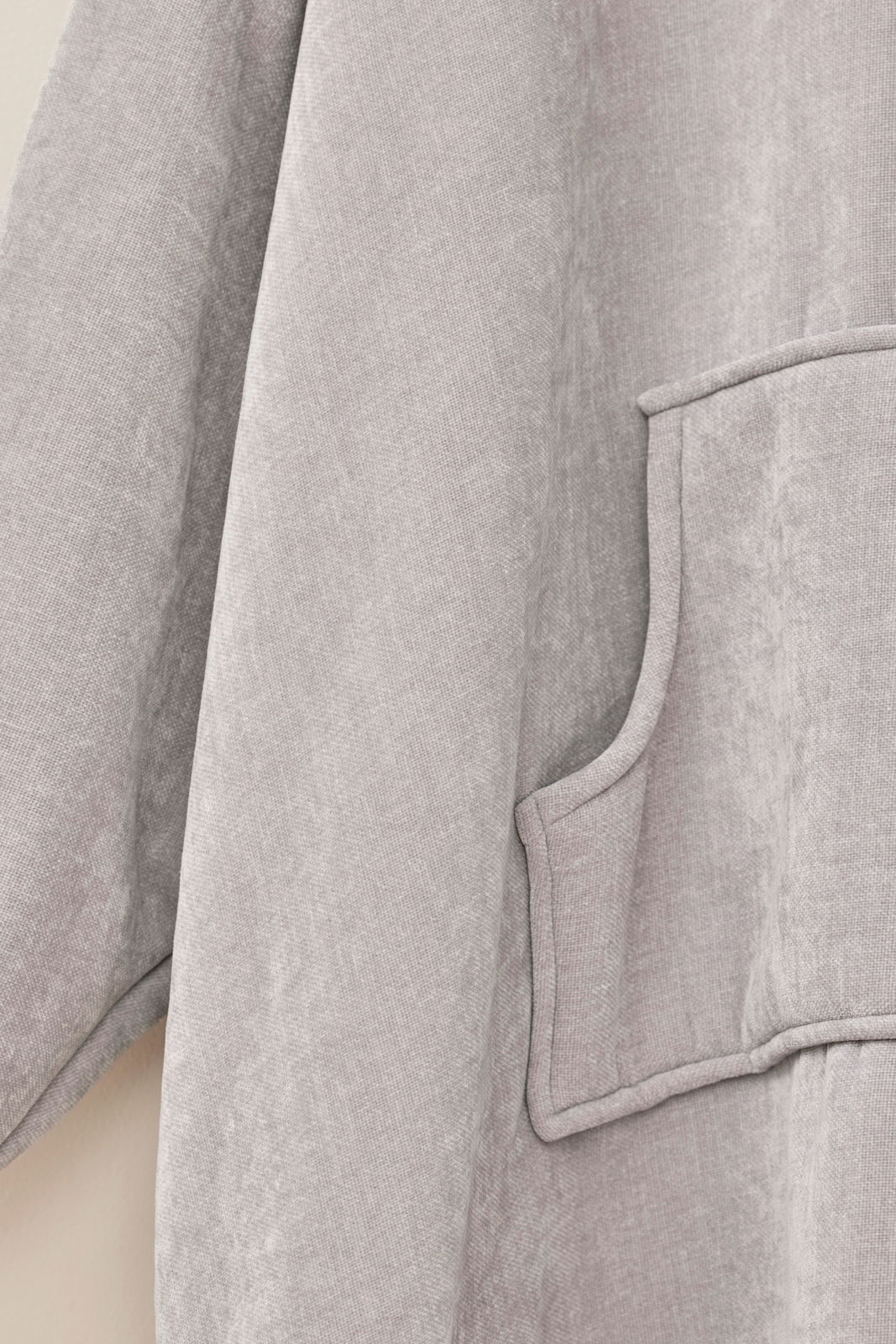 Grauer Lounge-Hoodie aus weichem Stoff mit Kängurutasche, seitliche Perspektive