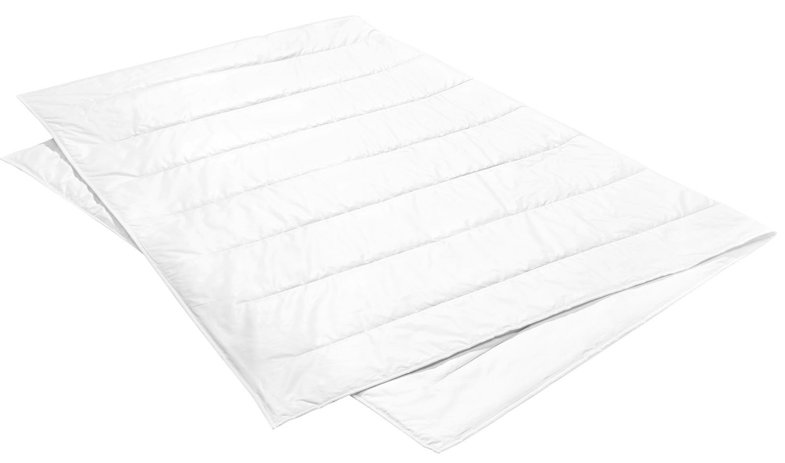 Weiße Sommerbettdecke von Centa Star, Modell Summer Moments, in einer schrägen Draufsicht.