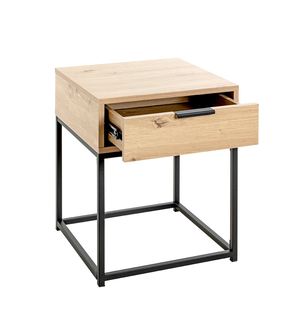 Moderner Nachttisch/Beistelltisch aus hellem Holz mit schwarzem Metallgestell und halb geöffneter Schublade, fotografiert in frontaler 3/4-Ansicht vor weißem Hintergrund.