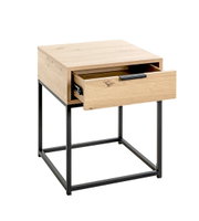 Moderner Nachttisch/Beistelltisch aus hellem Holz mit schwarzem Metallgestell und halb geöffneter Schublade, fotografiert in frontaler 3/4-Ansicht vor weißem Hintergrund.