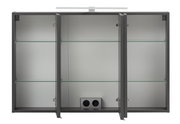 Offener Spiegelschrank mit drei Türen, Glasregalen und integrierter Steckdose, Frontalansicht.