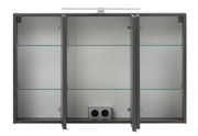 Offener Spiegelschrank mit drei Türen, Glasregalen und integrierter Steckdose, Frontalansicht.