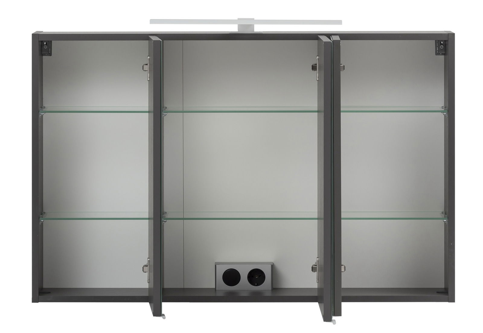 Offener Spiegelschrank mit drei Türen, Glasregalen und integrierter Steckdose, Frontalansicht.