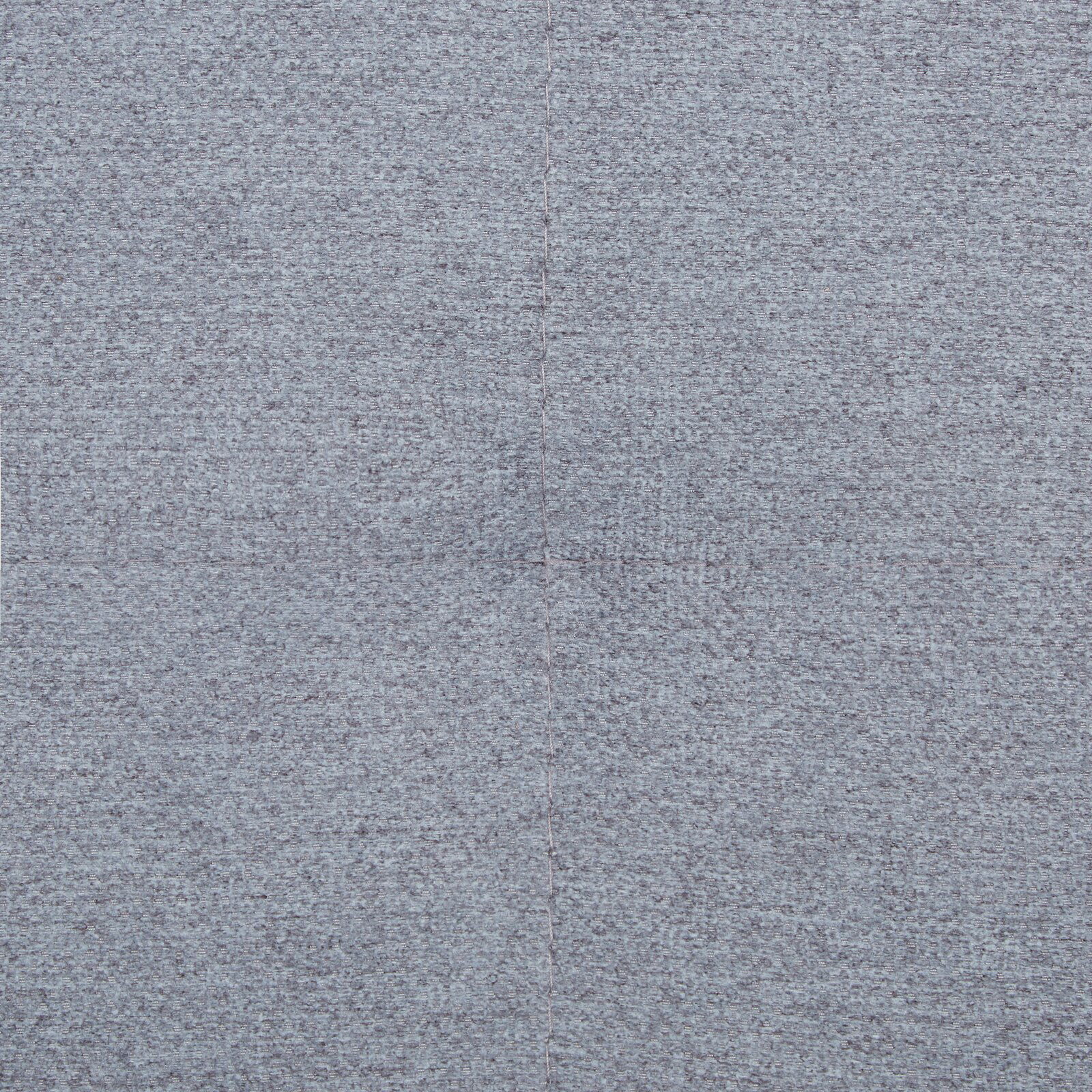 Nahaufnahme eines grauen Stoffes mit feiner Textur und einer sichtbaren Naht in der Mitte.