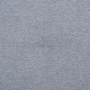 Nahaufnahme eines grauen Stoffes mit feiner Textur und einer sichtbaren Naht in der Mitte.