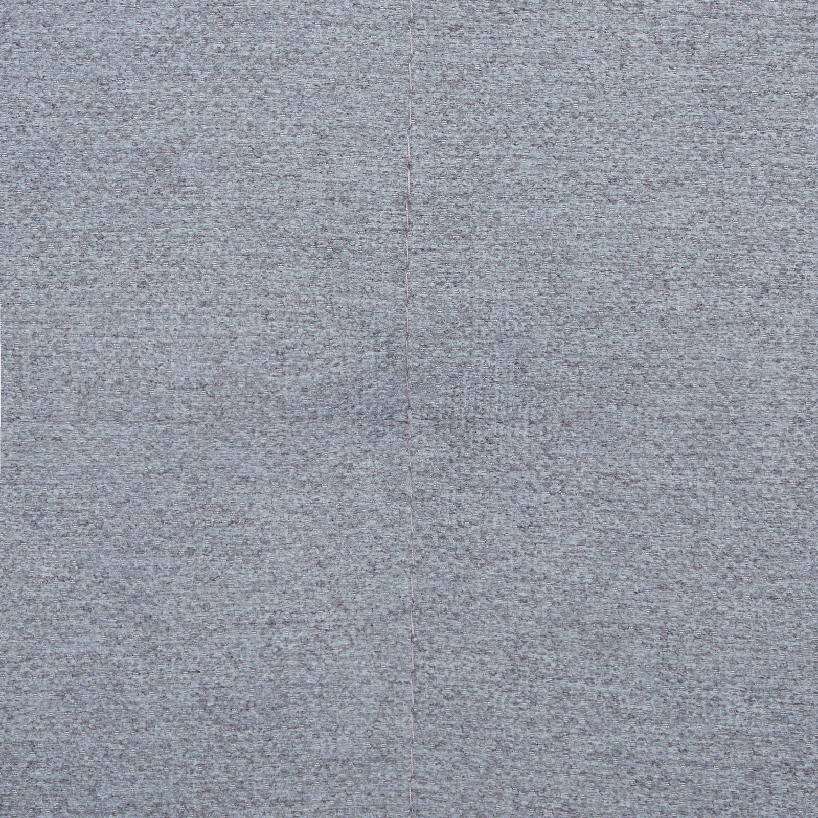 Nahaufnahme eines grauen Stoffes mit feiner Textur und einer sichtbaren Naht in der Mitte.